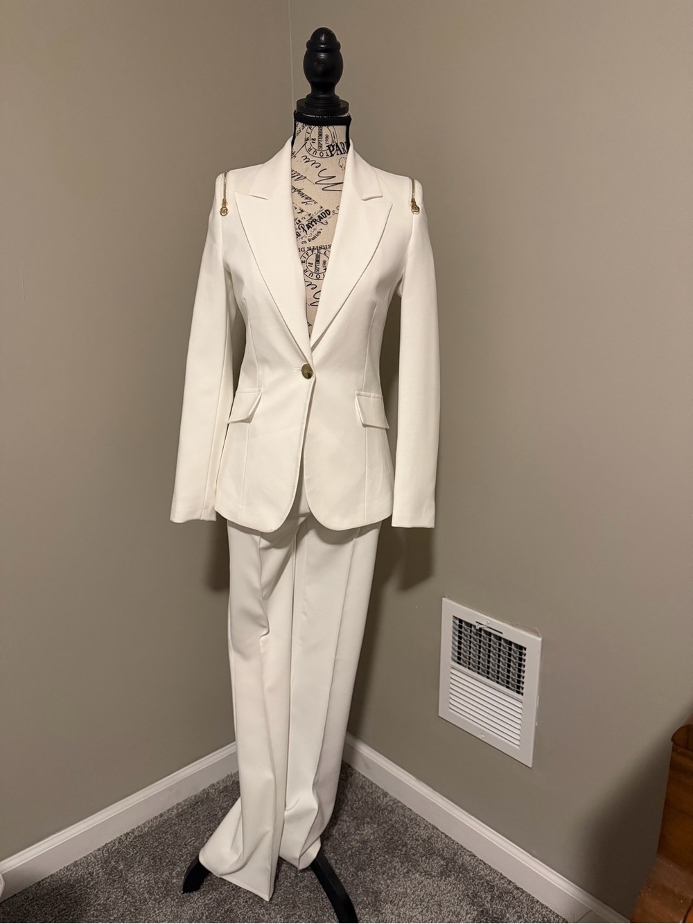 Rinascimento Cream Single-Button Blazer & Trouser Suit